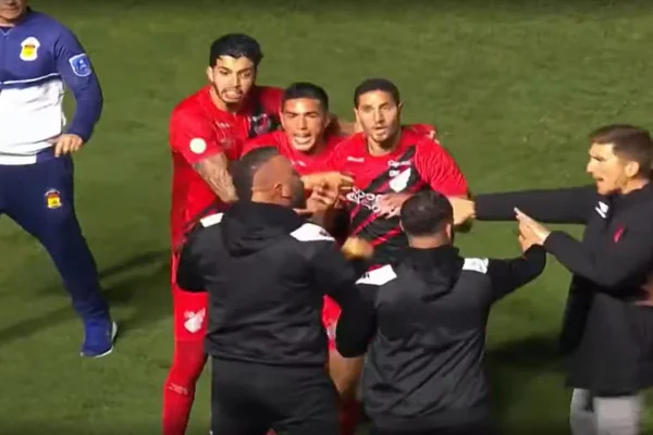 Imagem colorida da confusão entre o segurança do Vasco com os jogadores do Athletico