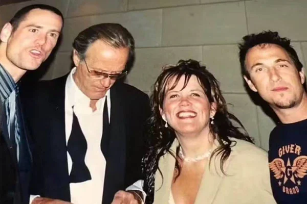 foto colorida com quatro homens e uma mulher - metrópoles