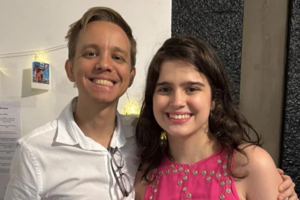 Filha de Tadeu Schmidt anuncia noivado e celebra: “Nova etapa”