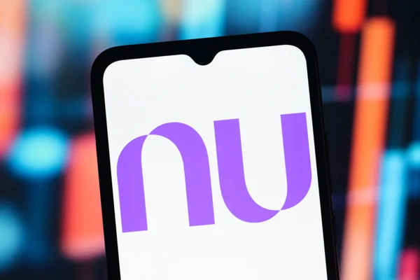Imagem de telefone celular exibindo na tela a logomarca do Nubank - Metrópoles
