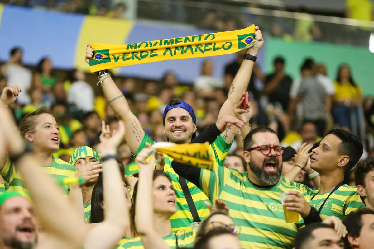 Os torcedores ficam tensos durante os jogos da Copa do Mundo Os torcedores ficam tensos durante os jogos da Copa do Mundo
