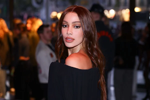 Imagem colorida de Anitta em vestido preto