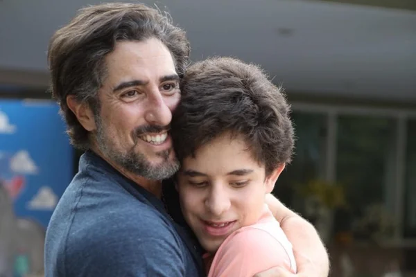 Marcos Mion comenta emoção de ver filho com autismo em musical