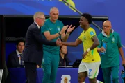 Carlo Ancelotti cumprimenta Vini Jr.