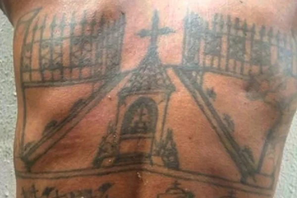 Homem que tatua cova das vítimas nas costas tenta envenenar a filha