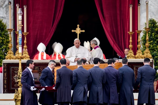 Família real participa de imponente funeral do Papa Bento XVI