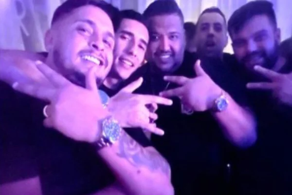 Cinco homens abraçados em momento de descontração - Metrópoles