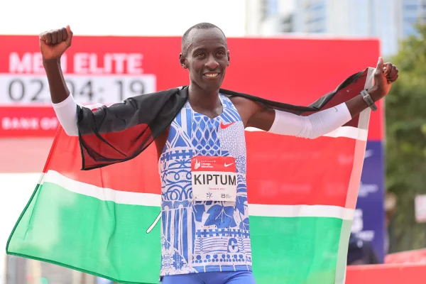 Kiptum ao conseguir o recorde mundial em Maratonas