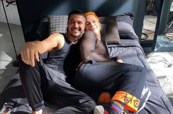 Rainer Cadete posta foto agarradinho, na cama, com Romulo Estrela