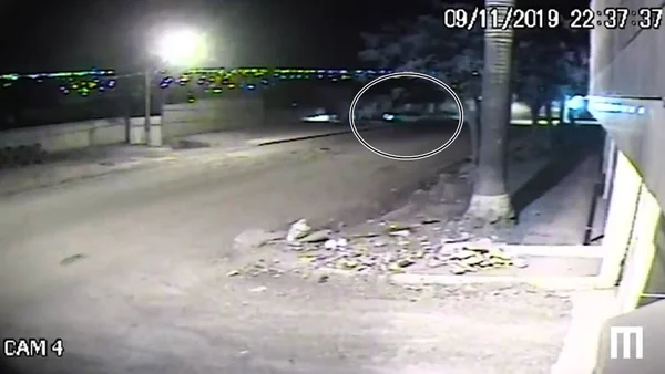 Motorista embriagada perde controle e carro fica em cima do muro