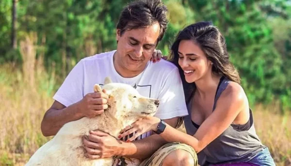 foto colorida da influencer Bruna Biancardi e o pai, Edson Ribeiro, com um cão branco da família - Metrópoles