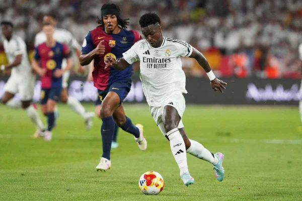 Imagem colorida da partida entre Real Madrid e Barcelona - Metrópoles