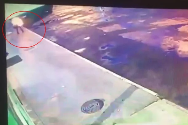 Vídeo obtido em primeira mão pelo Metrópoles mostra momento exato em que homem coloca fogo em morador de rua no DF