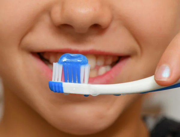 Criança escovando os dentes