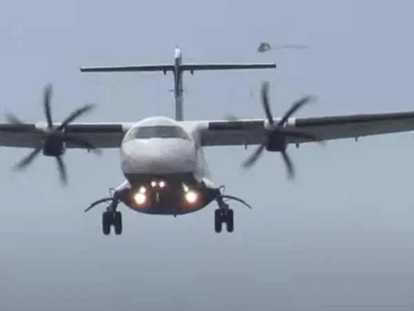 avião voando corta linha de pipa em Joinville Santa Catarina
