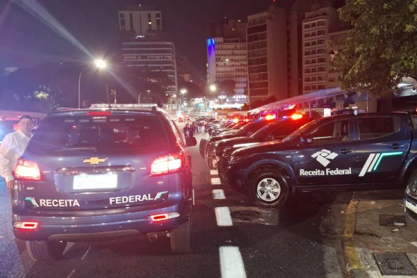carros da polícia se preparam para operação