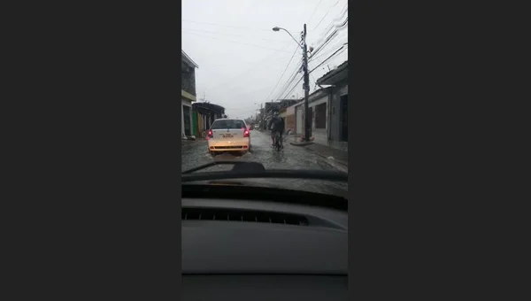 Chuva provoca queda de barreira e Bombeiros resgatam idoso em Maceió - destaque galeria