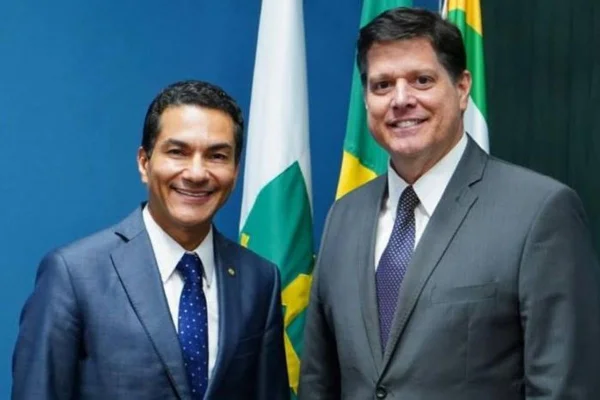 Imagens coloridas mostram dois homens de terno, lado a lado, sorrindo