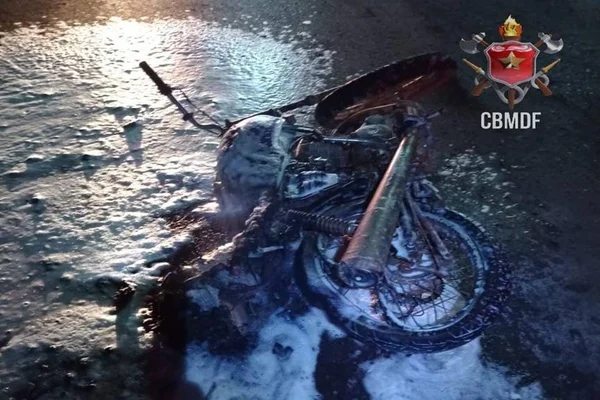 Motocicleta incendiada