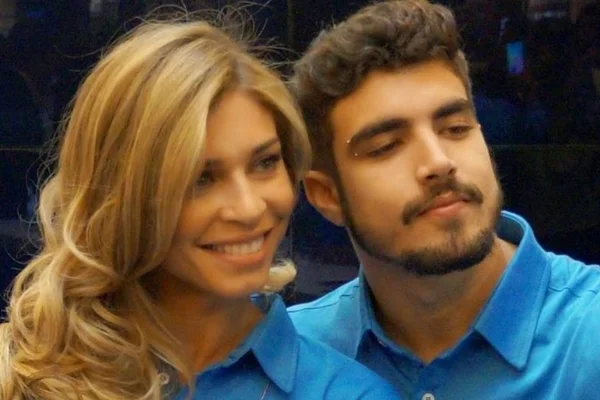 Caio Castro apresenta Grazi Massafera como sua namorada em festa