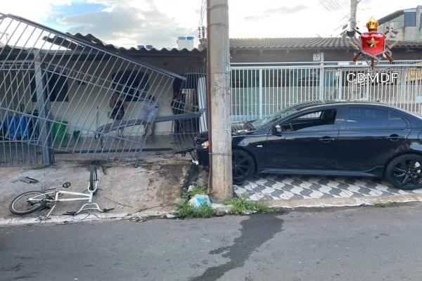 Carro colide em portão