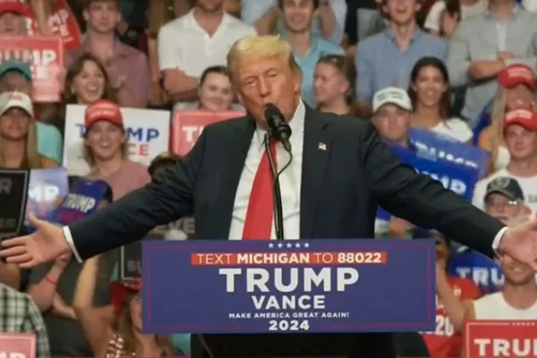 imagem colorida de Donald Trump em comício, em Michigan