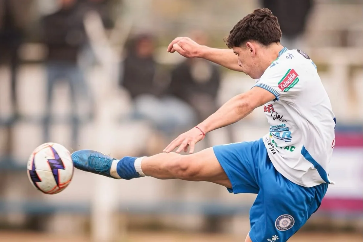 No Uruguai, chutão para fora do estádio causa colisão entre carros