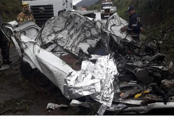 Carro e cabine da carreta foram quase totalmente destruídos pela escavadeira