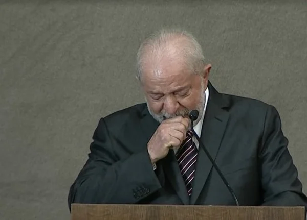 Lula, presidente eleito, chora em pulpito durante discurso em sua diplomação no TSE por lembrar dos questionamentos por não ter diploma superior - Metrópoles