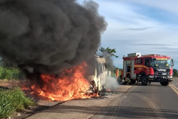 Van fica completamente destruída após pegar fogo em rodovia do DF