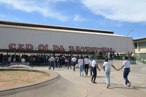 Gestão compartilhada: GDF estuda fim de transferência em escola