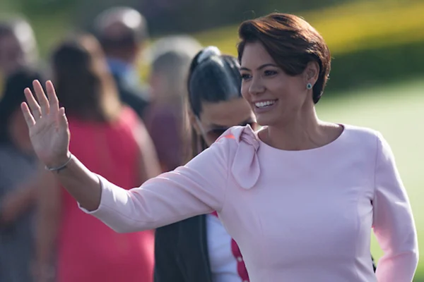 Na foto temos Michelle bolsonaro de vestido rosa
