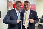 Governador Tarcísio de Freiras e o senador Flávio Bolsonaro