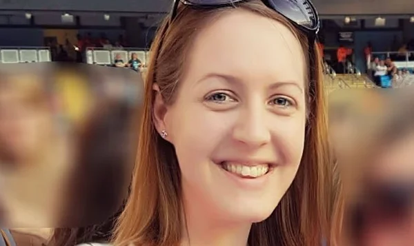 Imagem colorida da serial killer e enfermeira Lucy Letby - Metrópoles