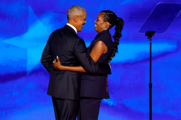 Imagem colorida de Barack e Michelle Obama - Metrópoles