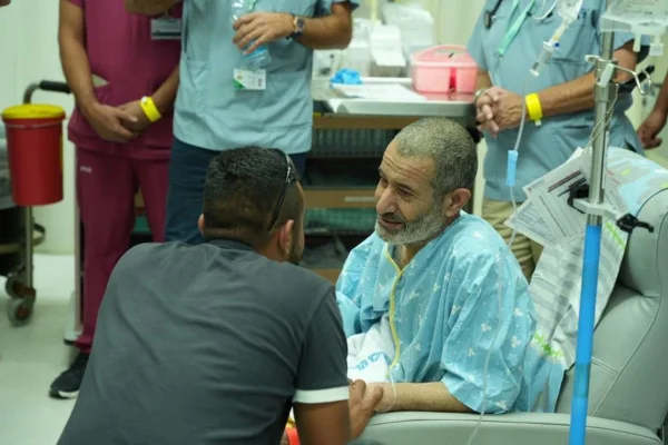 Imagem colorida de Kaid com a família - Metrópoles