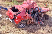 Renault Kwid ficou completamente destruído após colisão frontal na BR-251, em São Sebastião