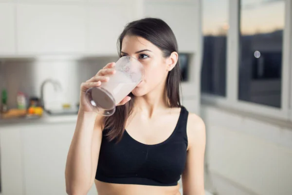 Mulher tomando Whey protein