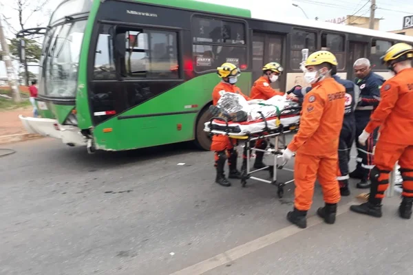 Jovem de 18 anos morre após colisão entre carro e ônibus no DF