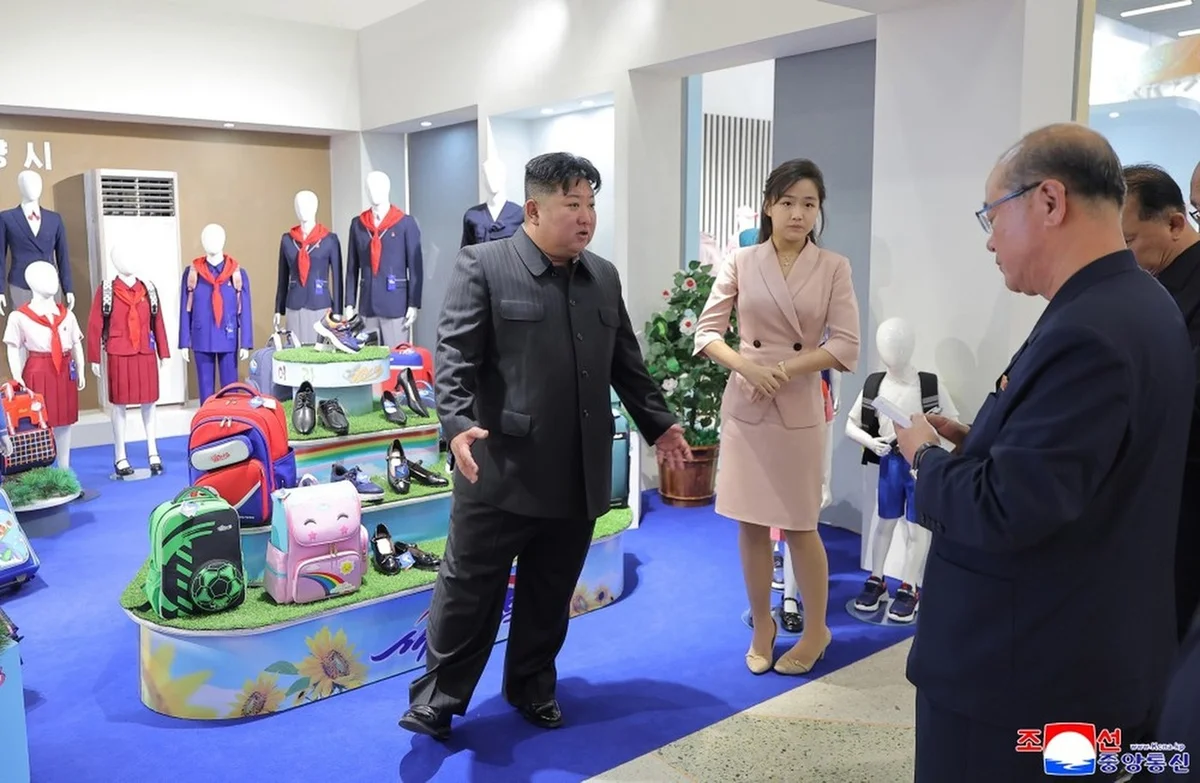 Kim vai a evento de moda na Coreia do Norte após boatos sobre sua morte - imagem 1 Kim vai a evento de moda na Coreia do Norte após boatos sobre sua morte - imagem 1