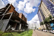Construção fica ao lado de área residencial e comercial