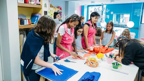 Colônia de férias no DF oferece aulas de costura para crianças