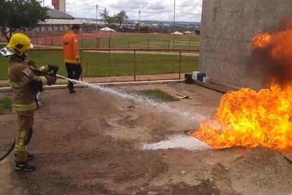 Bombeiros desenvolvem espuma