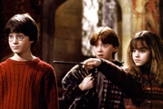 Harry Potter, Rony Weasley e Hermione Grandes em A Pedra Filosofal