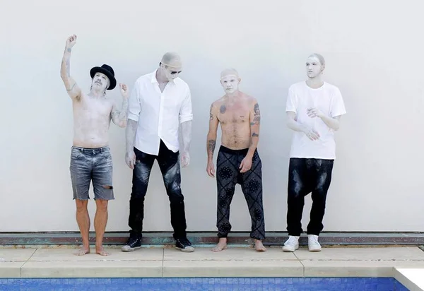 Crítica: Red Hot Chili Peppers tenta arejar seu som em “The Getaway”