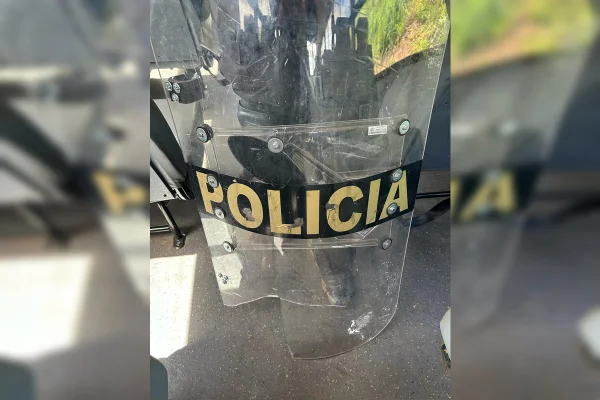 Imagem colorida de escudo da polícia quebrado