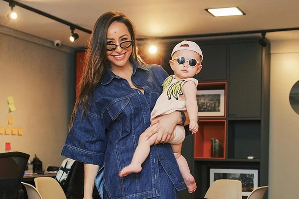 Encontro de bebês! Filha de Sabrina Sato faz amiguinha e dá abraço