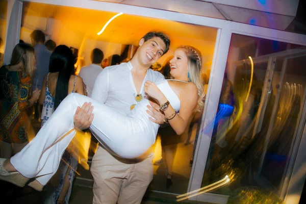Bruno de Luca e Luanna Perdiz celebram aniversário rodeados de amigos