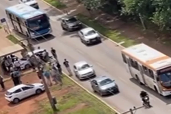 Imagem de carro em parada de ônibus