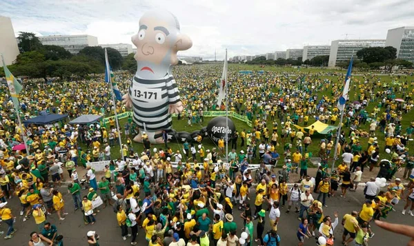 Protesto em Brasília reúne manifestantes na Esplanada dos Ministérios